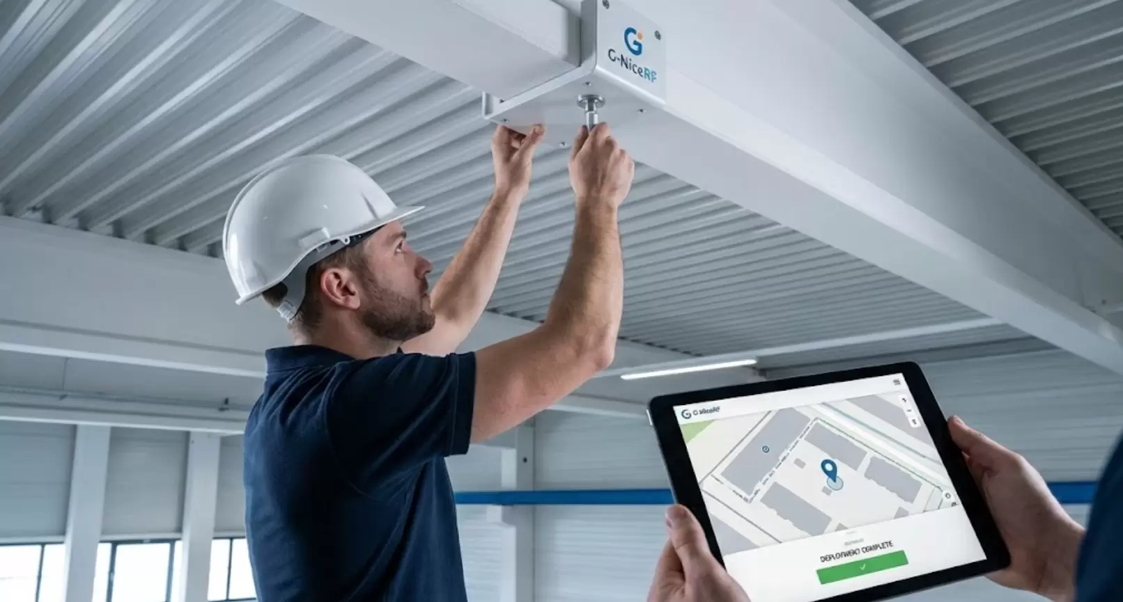 Technicien installant une ancre G-NiceRF UWB avec support pour tablette.