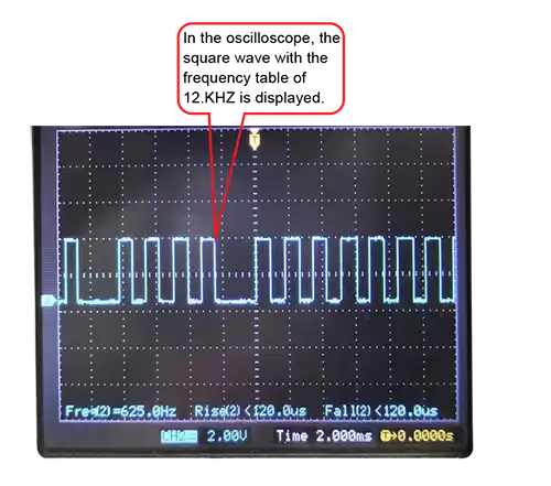 L'oscilloscope doit afficher une onde carrée avec une fréquence de 1,2 KHz pour être qualifié