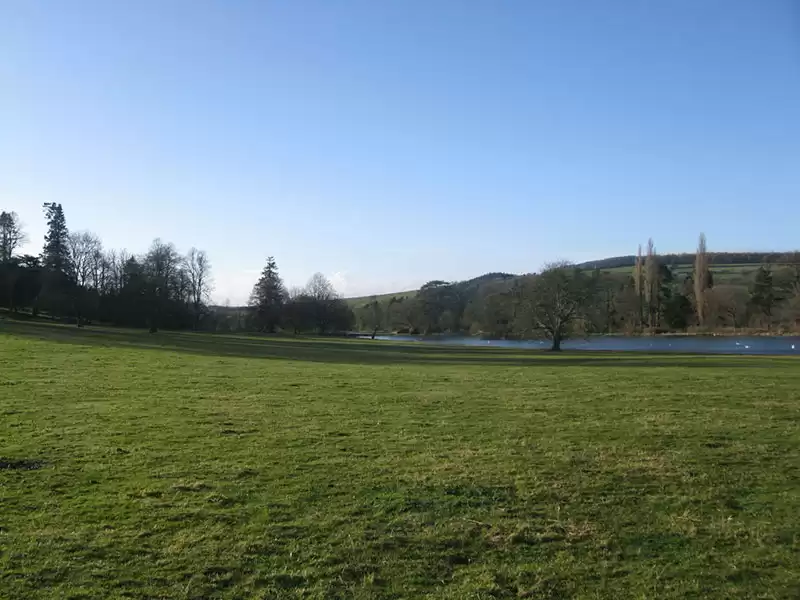 Environnement de test : champ ouvert devant la maison de Walcott Hall dans le Shropshire