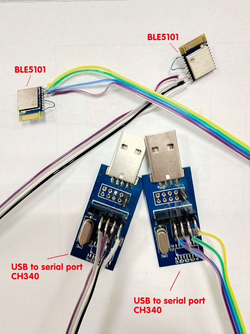 2 pièces de modules BLE5101 avec des fils connectés à la broche du port série et à la broche d'alimentation, puis connectés au port USB de l'ordinateur