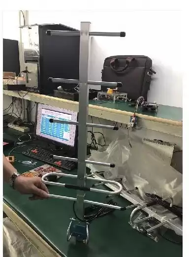 L'antenne du module émetteur sans fil doit être installée verticalement