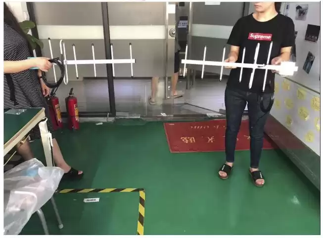 L'antenne du module sans fil du récepteur doit être installée horizontalement