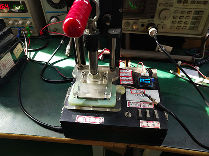 Support de test de fonctionnement du produit : placez le module de passerelle LoRaWan LoRaWan1301 dans le support du support de test dans le bon sens.