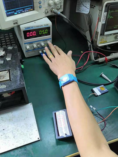 Portez un bracelet électrostatique et réglez la tension d'alimentation à 5V.