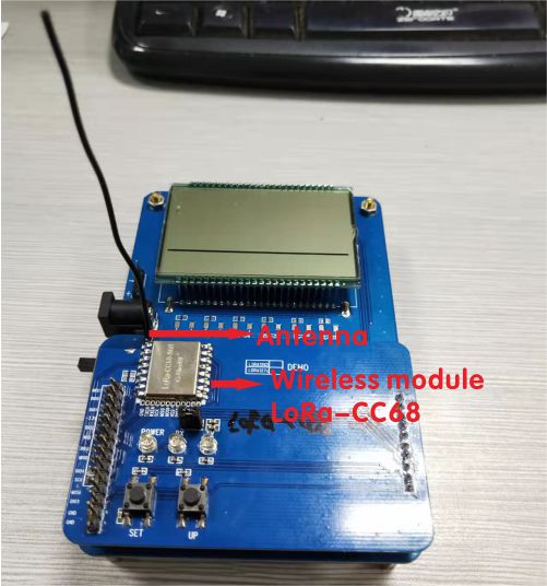 Installer l'antenne filaire et la carte de démonstration du module sans fil intégré LoRa-CC68