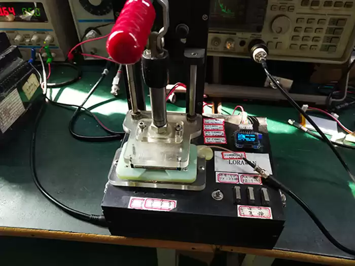 Support de test de fonctionnement du produit : placez le module de passerelle LoRaWan LoRaWan1302 dans le support du support de test dans le bon sens.