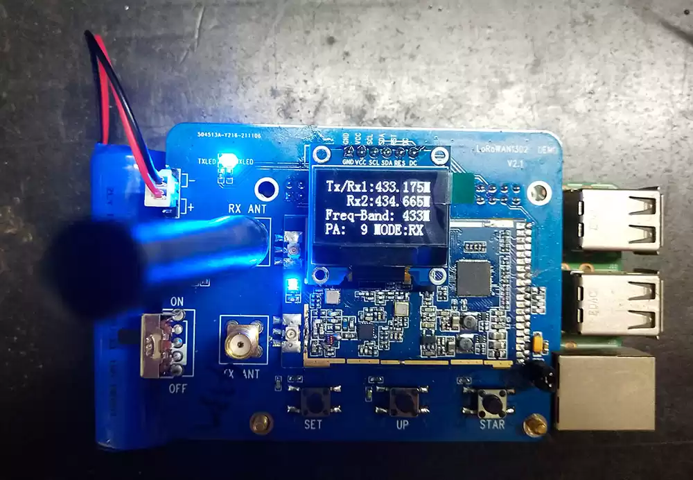 Pendant le test de communication, le voyant bleu de la carte de réception doit clignoter.