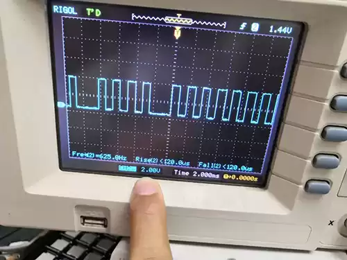 Réglez l'échelle de tension de l'oscilloscope sur 2 V et l'échelle de temps sur 2 ms.