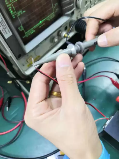 La sonde de l'oscilloscope est connectée à la broche de sortie DIO2 du module sans fil LoRa1276F30