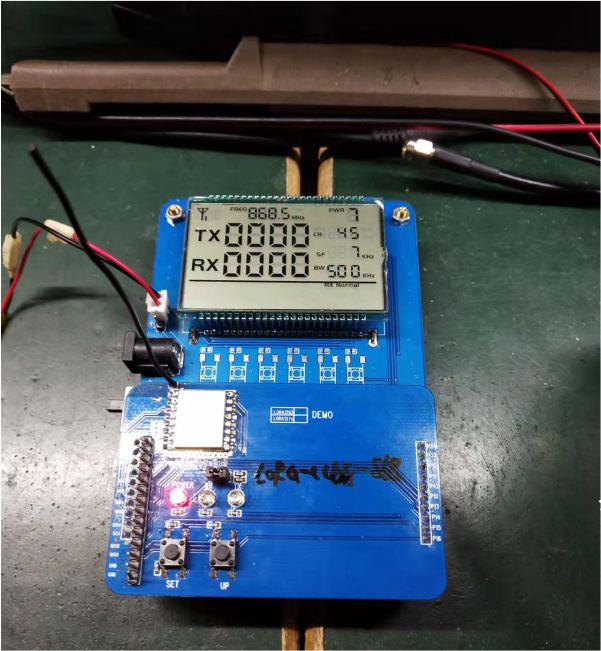 installez une antenne filaire sur la carte de démonstration de la fonction de démonstration intégrée dans le module sans fil LoRa-CC68, et l'antenne filaire est à plus de 1 cm du PCB