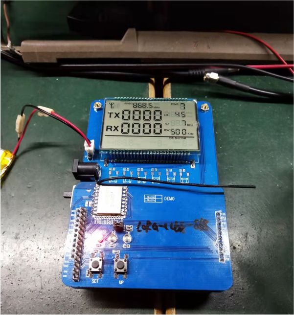 installez une antenne filaire sur la carte de démonstration de la fonction de démonstration intégrée dans le module sans fil LoRa-CC68, et l'antenne filaire est proche du PCB