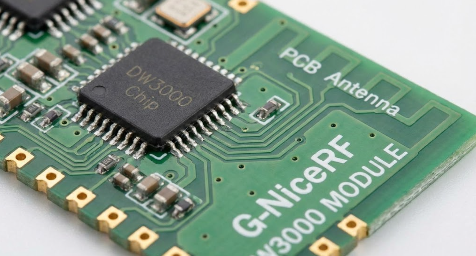 Gros plan du module et de l'antenne G-NiceRF DW3000 UWB.